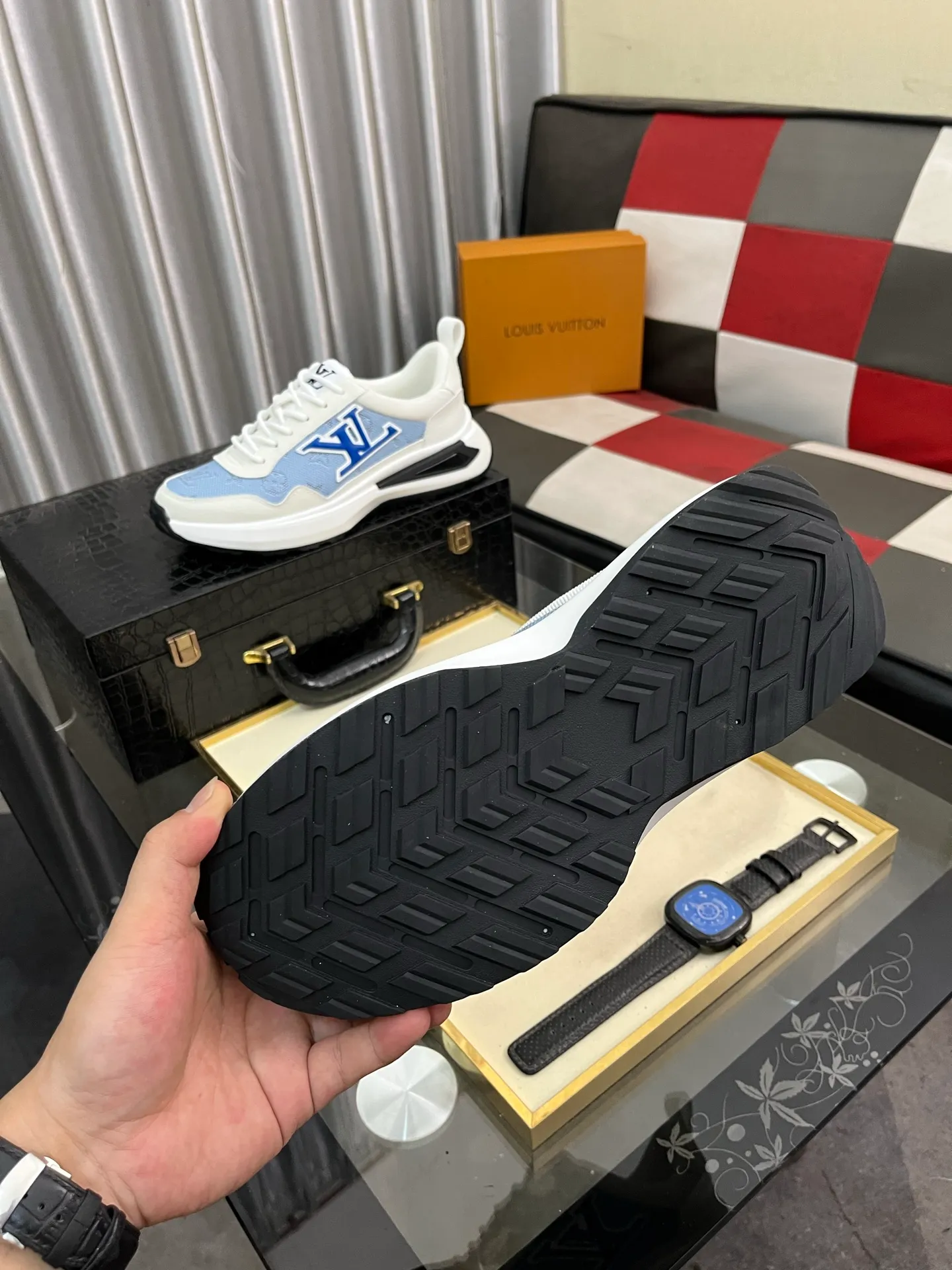 Men's shoes 💰458⌚️⌚️【LOUlS VUlTTON】Louis Vuitton ~ unique and casual style. LV counter purchasing 🏃casual shoes😍😍 Men's 2022 counters are on sale simultaneously, Italian imported brands select first-layer Italian cowhide. 🐑Sheepskin lining (refuses to discolor and rub feet) Sole: Original sole specially provided by the original factory 🎬Better in kind Size number: 38-443️⃣Colors available
